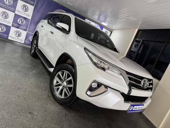 TOYOTA HILUX SW4 2.8 SRX 4X4 7 LUGARES 16V TURBO INTERCOOLER DIESEL 4P AUTOMÁTICO